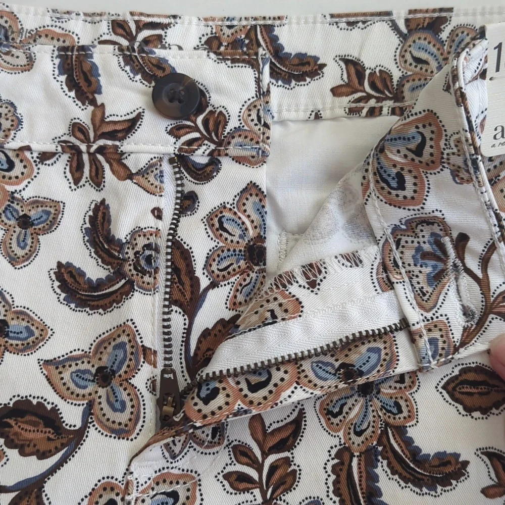 NWT a.n.a. Floral Mid-Rise Shortie Shorts 10 Brown Blue Beige Pockets - Picture 7 of 13